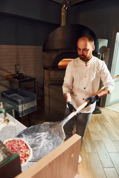 Chef Witte Kleren Bereidt Heerlijke Pizza Keuken Van Restaurant — Stockfoto
