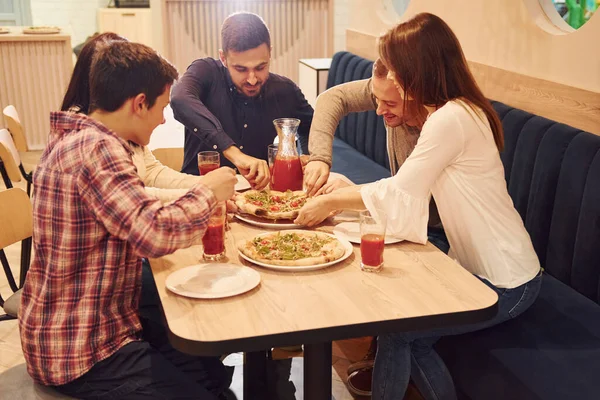Groep Jonge Vrienden Die Samen Binnen Pizza Eten — Stockfoto