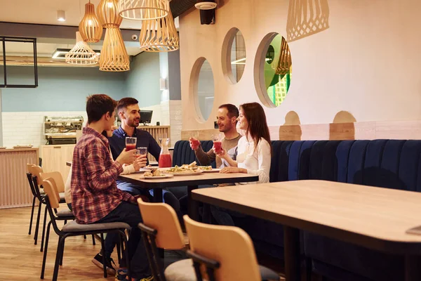 Grupo Jovens Amigos Que Sentados Juntos Dentro Casa Comer Pizza — Fotografia de Stock
