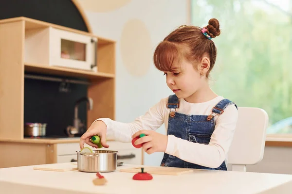 Little Girl Casual Clothes Have Fun Playing Toys Kitchen — Stock Photo, Image