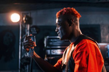 Genç Afrikalı Amerikalı sanatçı bir kayıt stüdyosunda prova yapıyor..