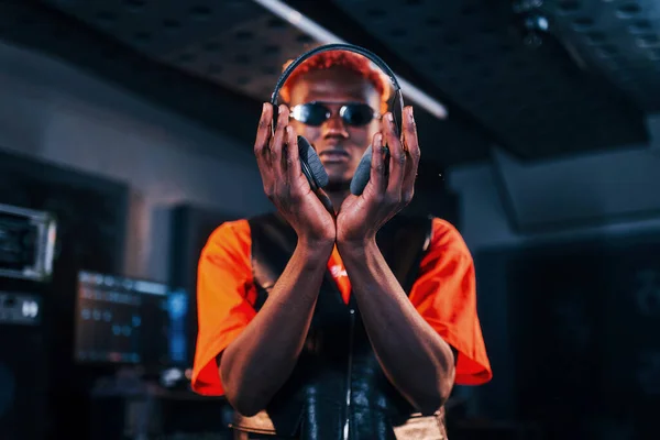 Νεαρός Αφροαμερικάνος Ερμηνευτής Στέκεται Στούντιο Ηχογράφησης Και Κρατά Ακουστικά — Φωτογραφία Αρχείου