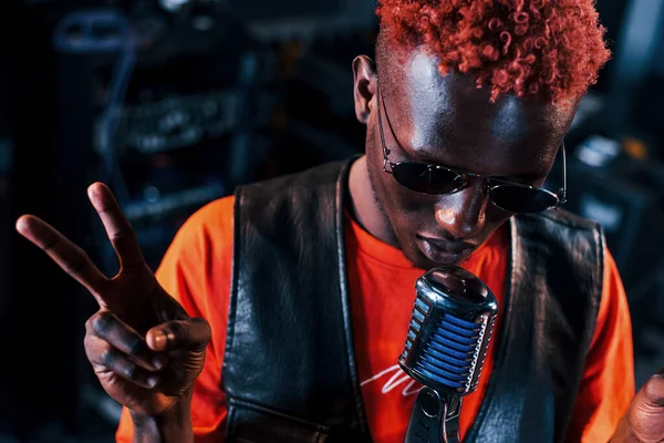 Ses alıştırması yapıyorum. Genç Afrikalı Amerikalı sanatçı bir kayıt stüdyosunda prova yapıyor..