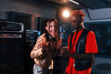 İki çok ırklı arkadaşın stüdyoda ses pratiği var..