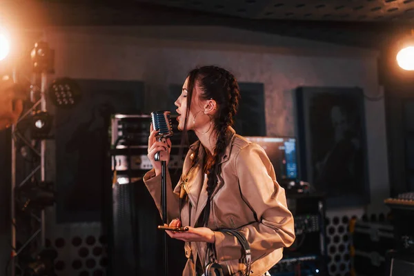 Genç Güzel Bir Bayan Şarkıcı Bir Kayıt Stüdyosunda Prova Yapıyor — Stok fotoğraf