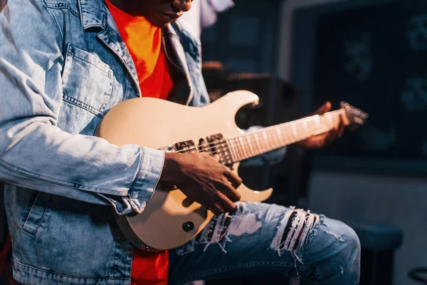 Грає Гітарі Молодий Афроамериканський Виконавець Репетирує Студії Звукозапису — стокове фото