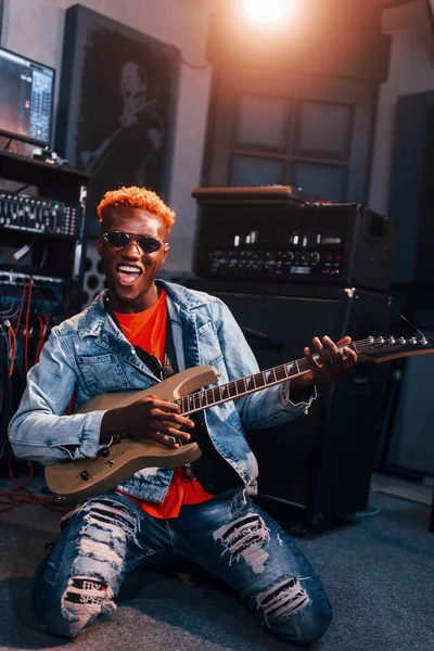 Грає Гітарі Молодий Афроамериканський Виконавець Репетирує Студії Звукозапису — стокове фото