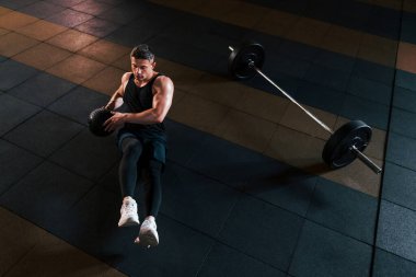 Spor kıyafetleri içinde spor salonunda spor yapan güçlü bir adamın en iyi görüntüsü..