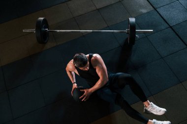 Spor kıyafetleri içinde spor salonunda spor yapan güçlü bir adamın en iyi görüntüsü..