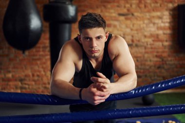 Spor elbiseli genç boksör spor salonunda antrenman yapıyor..