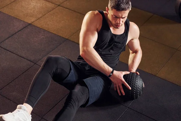 Spor kıyafetleri içinde spor salonunda spor yapan güçlü bir adamın en iyi görüntüsü..