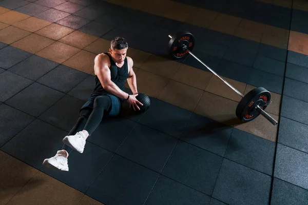 Spor kıyafetleri içinde spor salonunda spor yapan güçlü bir adamın en iyi görüntüsü..