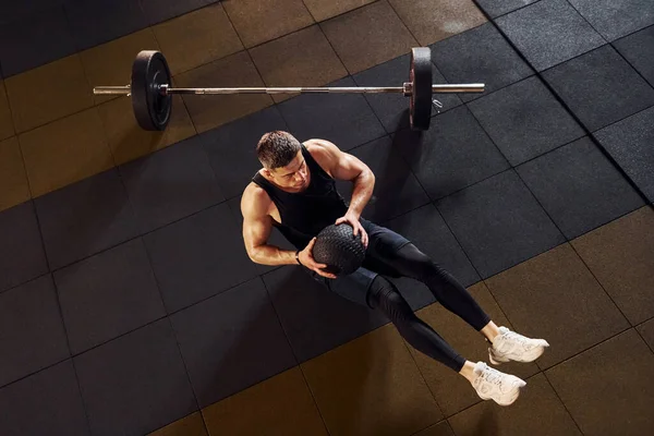 Spor kıyafetleri içinde spor salonunda spor yapan güçlü bir adamın en iyi görüntüsü..