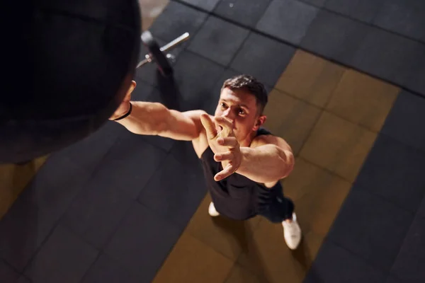 Hombre Fuerte Ropa Deportiva Jugando Baloncesto Gimnasio — Foto de Stock