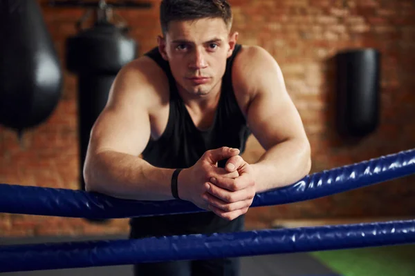 Boxeador Joven Ropa Deportiva Tienen Práctica Gimnasio — Foto de Stock