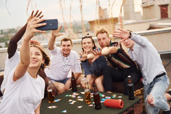 Fille Faisant Des Photos Quand Les Gens Jouent Jeu Cartes — Photo