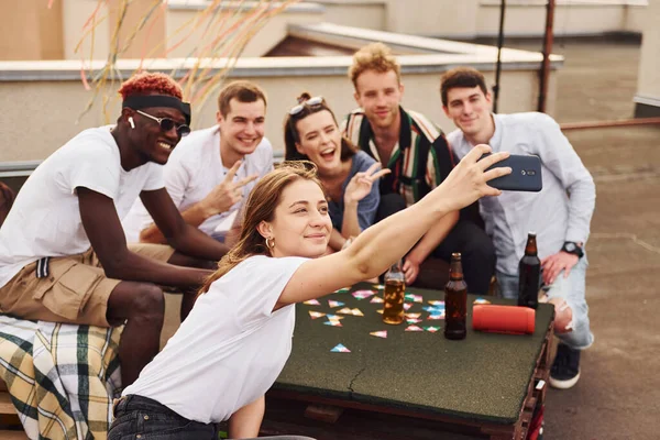 Flicka Gör Foto När Folk Spelar Kortspel Ungdomar Vardagskläder Har — Stockfoto