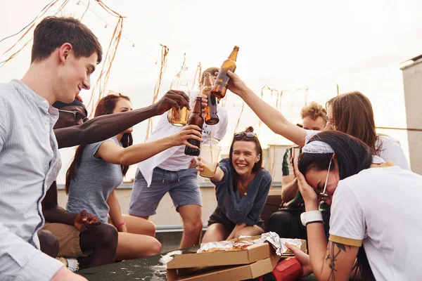 Faire Des Acclamations Par Bouteilles Avec Bière Groupe Jeunes Vêtements — Photo