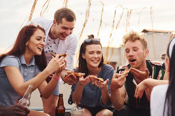 Con Deliciosa Pizza Grupo Jóvenes Ropa Casual Tienen Una Fiesta —  Fotos de Stock