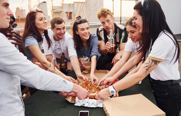 Con Deliciosa Pizza Grupo Jóvenes Ropa Casual Tienen Una Fiesta — Foto de Stock