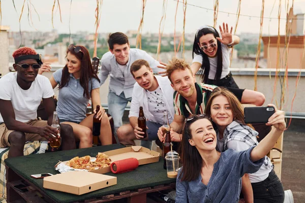 Une Fille Qui Fait Selfie Avec Une Délicieuse Pizza Groupe — Photo