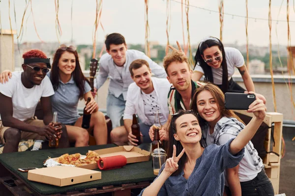 Een Meisje Dat Selfie Maakt Met Heerlijke Pizza Groep Jongeren — Stockfoto