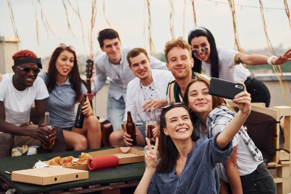 Une Fille Qui Fait Selfie Avec Une Délicieuse Pizza Groupe — Photo