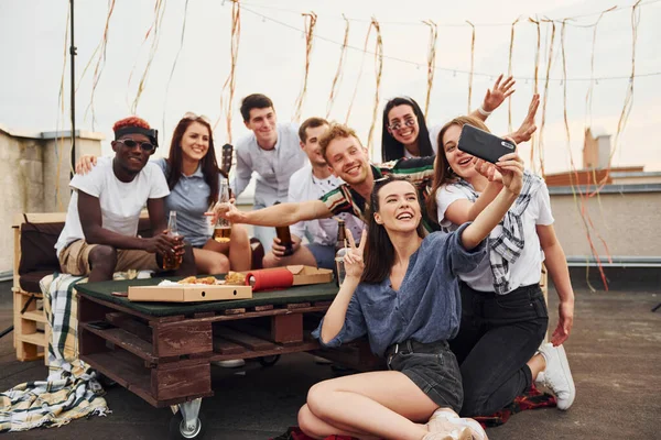 Une Fille Qui Fait Selfie Avec Une Délicieuse Pizza Groupe — Photo