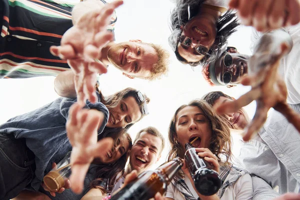 Blick Nach Unten Blick Von Unten Gruppe Junger Leute Freizeitkleidung — Stockfoto