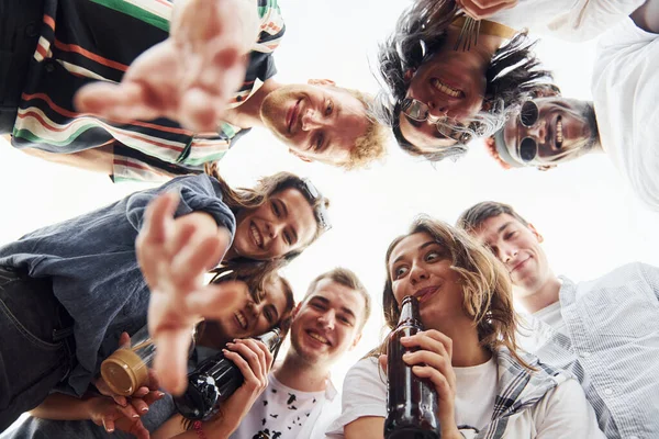 Regarde Bas Vue Bas Groupe Jeunes Vêtements Décontractés Ont Une — Photo