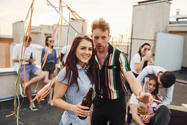 Joyeux Couple Groupe Jeunes Vêtements Décontractés Ont Une Fête Sur — Photo