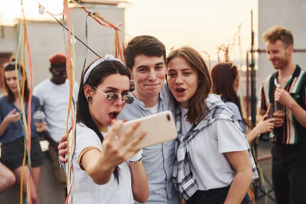 Prendre Selfie Groupe Jeunes Vêtements Décontractés Ont Une Fête Sur — Photo