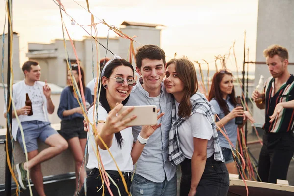 Prendre Selfie Groupe Jeunes Vêtements Décontractés Ont Une Fête Sur — Photo