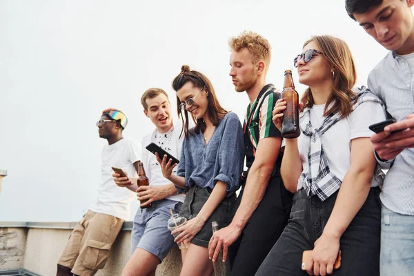 Debout Avec Les Téléphones Alcool Dans Les Mains Groupe Jeunes — Photo