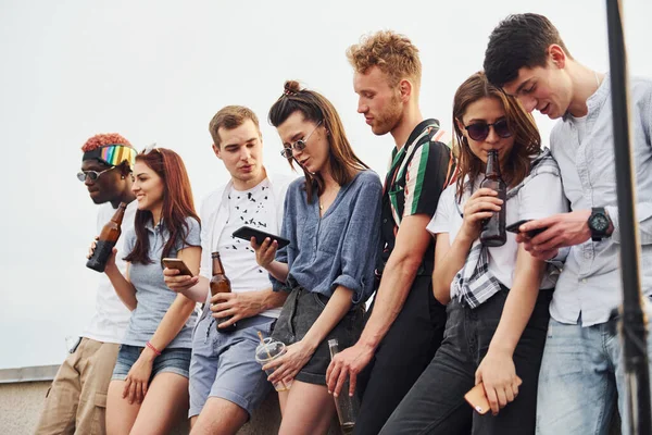 Debout Avec Les Téléphones Alcool Dans Les Mains Groupe Jeunes — Photo