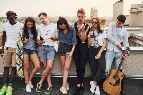 Ellerinde Alkol Telefonlarla Dikiliyorsun Gündelik Giysiler Içinde Bir Grup Genç — Stok fotoğraf