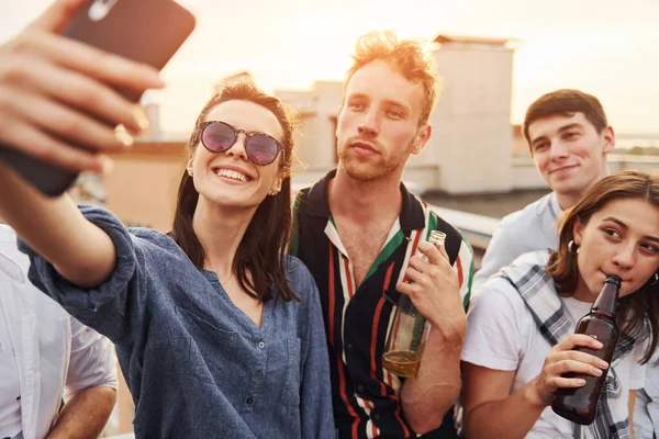 Prendre Selfie Beau Soleil Groupe Jeunes Vêtements Décontractés Ont Une — Photo