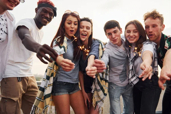 Con Chispas Las Manos Grupo Jóvenes Ropa Casual Tienen Una — Foto de Stock