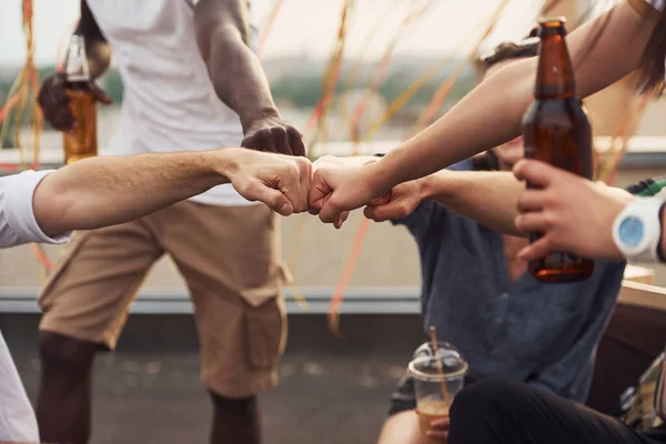 Unidad Personas Grupo Jóvenes Ropa Casual Tienen Una Fiesta Azotea — Foto de Stock