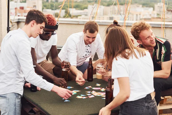 Jouer Asseoir Table Groupe Jeunes Vêtements Décontractés Ont Une Fête — Photo