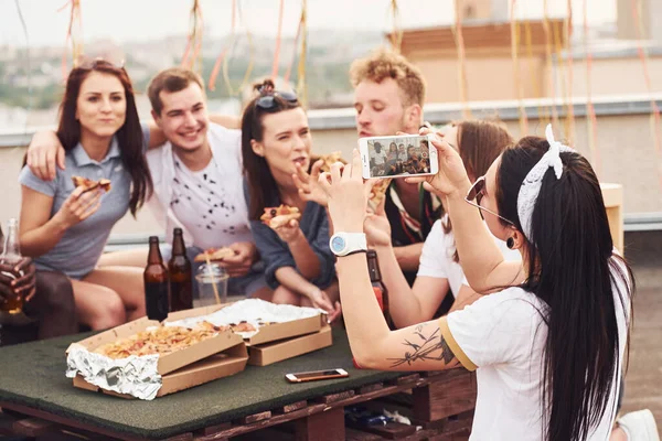 Foto Maken Heerlijke Pizza Groep Jongeren Casual Kleding Geven Overdag — Stockfoto