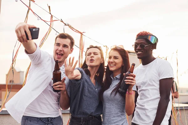 Rester Ensemble Prendre Selfie Groupe Jeunes Vêtements Décontractés Ont Une — Photo