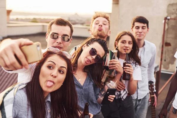 Faire Selfie Par Téléphone Groupe Jeunes Vêtements Décontractés Ont Une — Photo