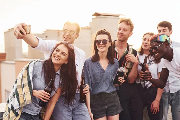 Faire Selfie Par Téléphone Groupe Jeunes Vêtements Décontractés Ont Une — Photo