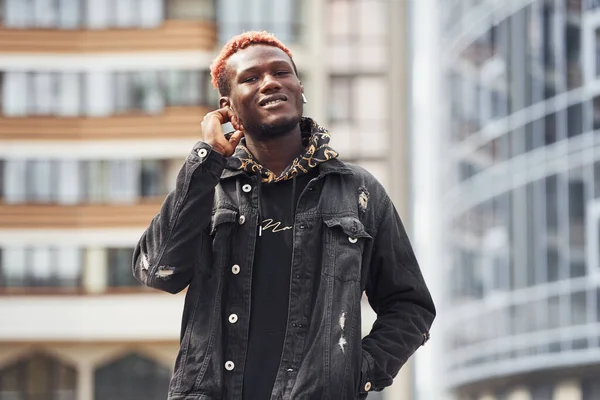 Vezeték Nélküli Fülhallgatóban Fiatal Afro Amerikai Férfi Fekete Dzsekiben Kint — Stock Fotó