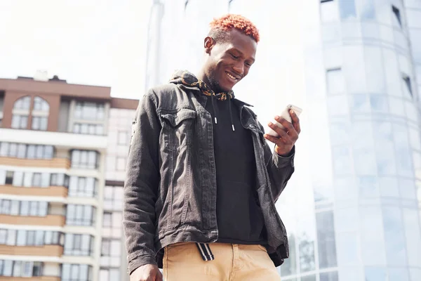 Tartom Telefont Fiatal Afro Amerikai Férfi Fekete Dzsekiben Kint Városban — Stock Fotó