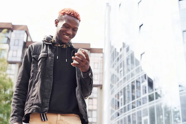 Tartom Telefont Fiatal Afro Amerikai Férfi Fekete Dzsekiben Kint Városban — Stock Fotó