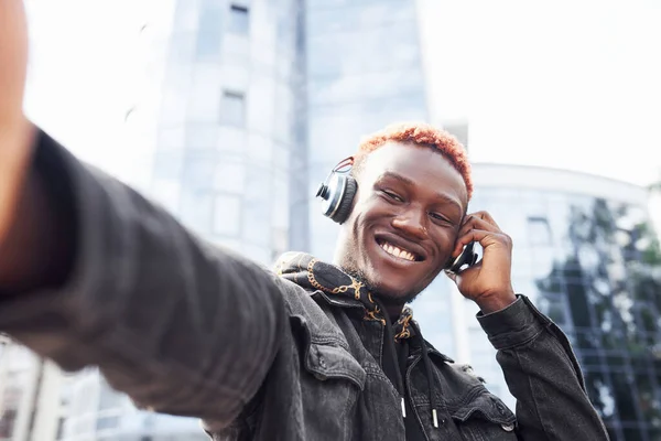 Ouvir Música Nos Auscultadores Jovem Homem Afro Americano Jaqueta Preta — Fotografia de Stock