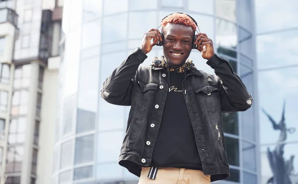 Zenét Hallgattam Fejhallgatóban Fiatal Afro Amerikai Férfi Fekete Dzsekiben Kint — Stock Fotó
