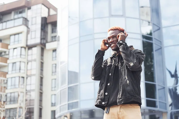 Listening Music Headphones Young African American Man Black Jacket Outdoors — Stock Photo, Image